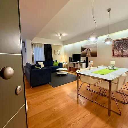 Στην ΚΑΡΔΙΑ ΤΗΣ ΠΟΛΗΣ - in the HURT OF THE TOWN *